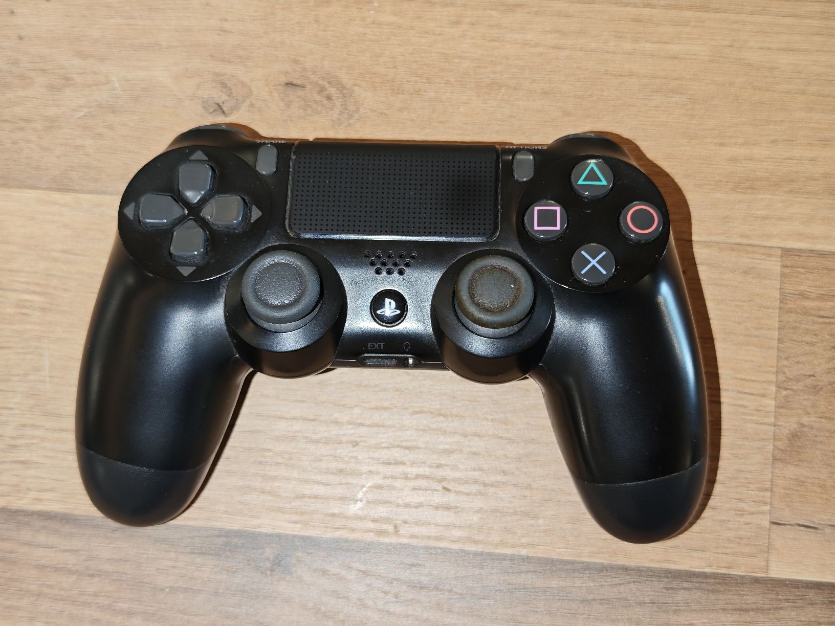 Sony Controller: PS4 Controller schwarz guter Zustand – Gebraucht aus Zürich von ElPolloLoco08