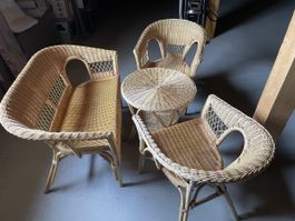 Ensemble salon en rotin, banc, deux chaises et table