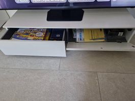 Modernes TV-Lowboard in weiss  Grifflos mit viel Stauraum