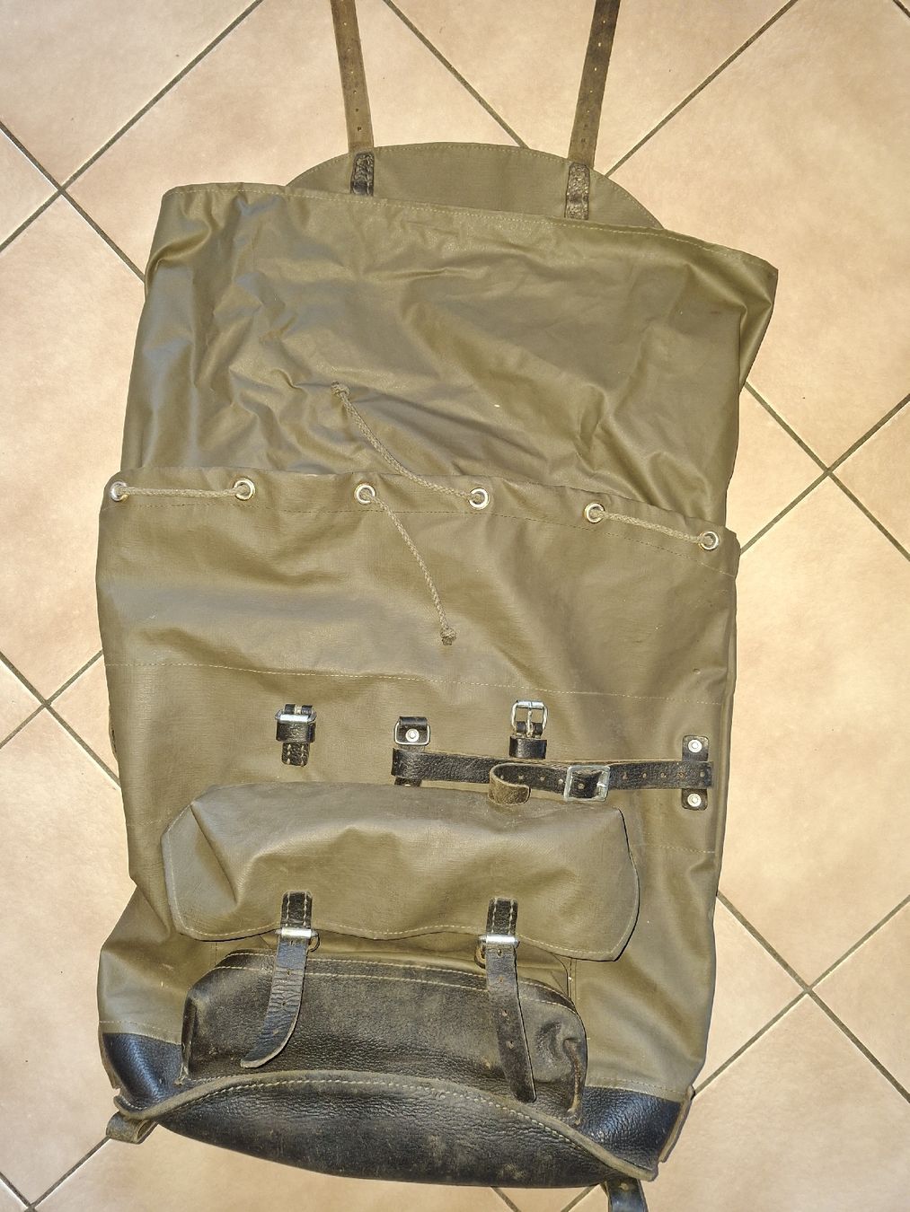 Schweizer Armee Zaini: Schweizer Armee Militär Rucksack  – Usato da Schwanden Sigrisw venduto da len_9yqg 1