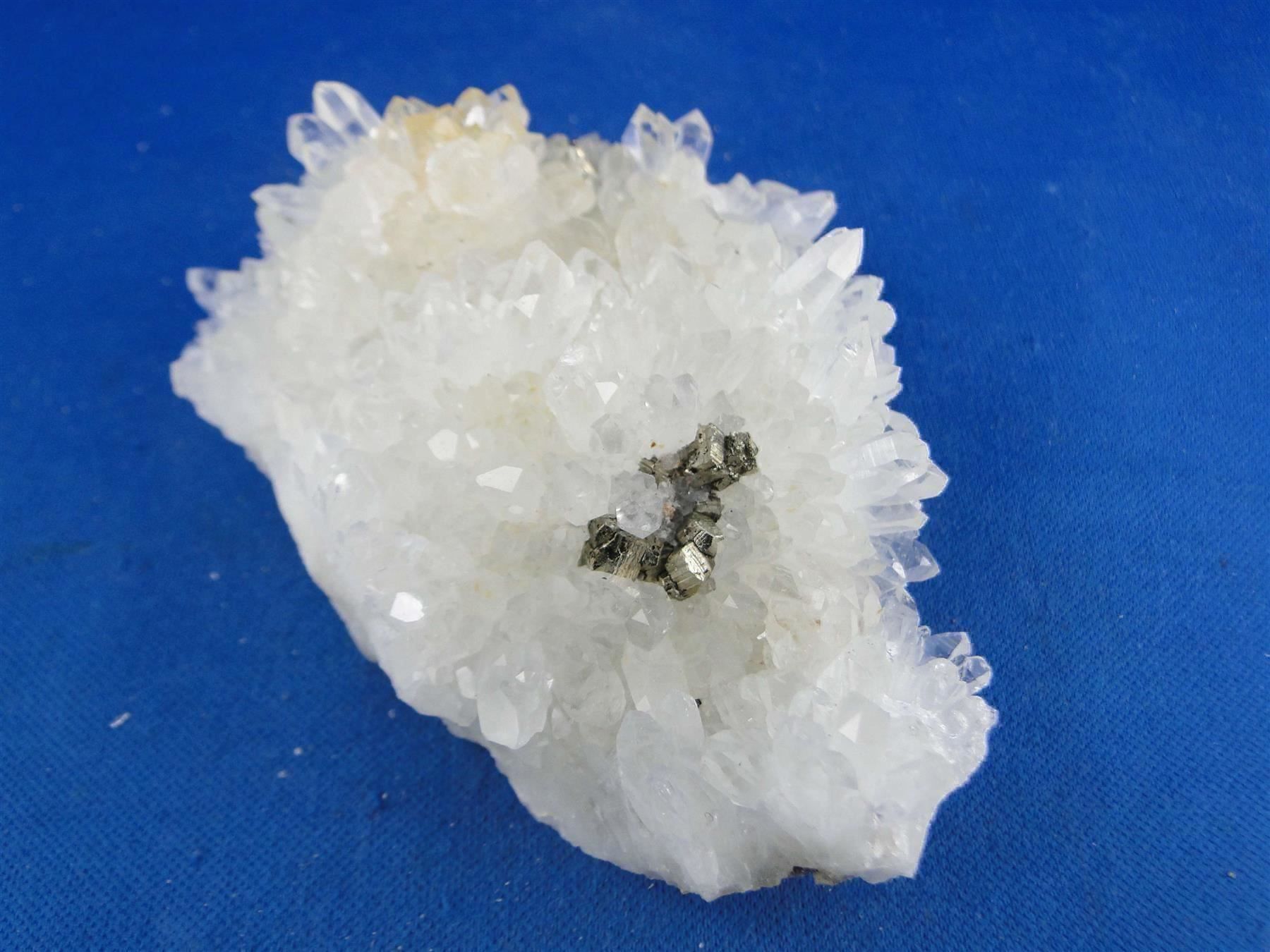 Minerali & Pietre curative: Bergkristall mit Chalkopyrit – Usato da Schinznach Bad venduto da Demerald 6