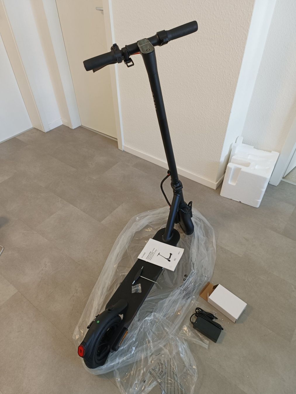 Scooter: E-Scooter E5 Pro – Neu, nur ausprobiert – Usato da Basel venduto da Crisi 3