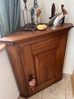 Schöner Eck-Halbschrank aus Holz