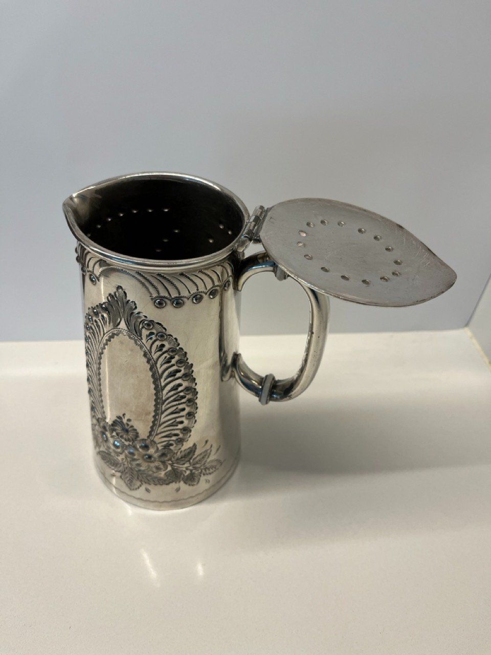 Caraffe: Decorated silverplated water pitcher/jug – Usato da Interlaken venduto da giorgiotraverso 3
