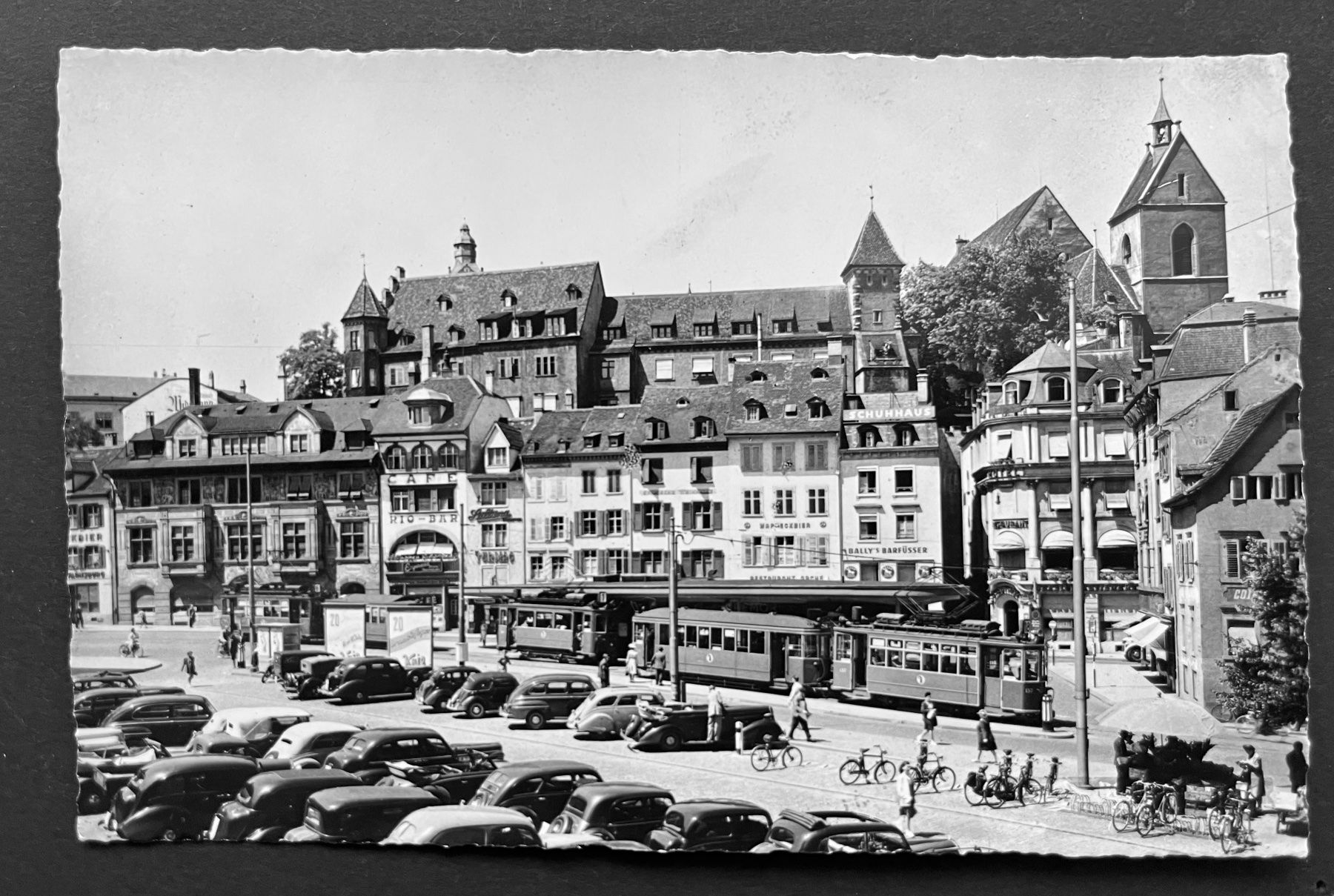 Cartoline postali: Basel. Barfüsserplatz, Tram , Oldtimer Autos ca. 1950 – Usato da Ostermundigen venduto da DaxKarten-75
