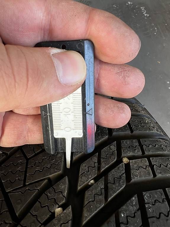 Altro in Scrittura & Disegno: 235/45 R20 Winterreifen – Usato da Sursee venduto da gas_8n5t 4