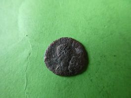 uralte Bronzemünze  13 mm     0.69 g