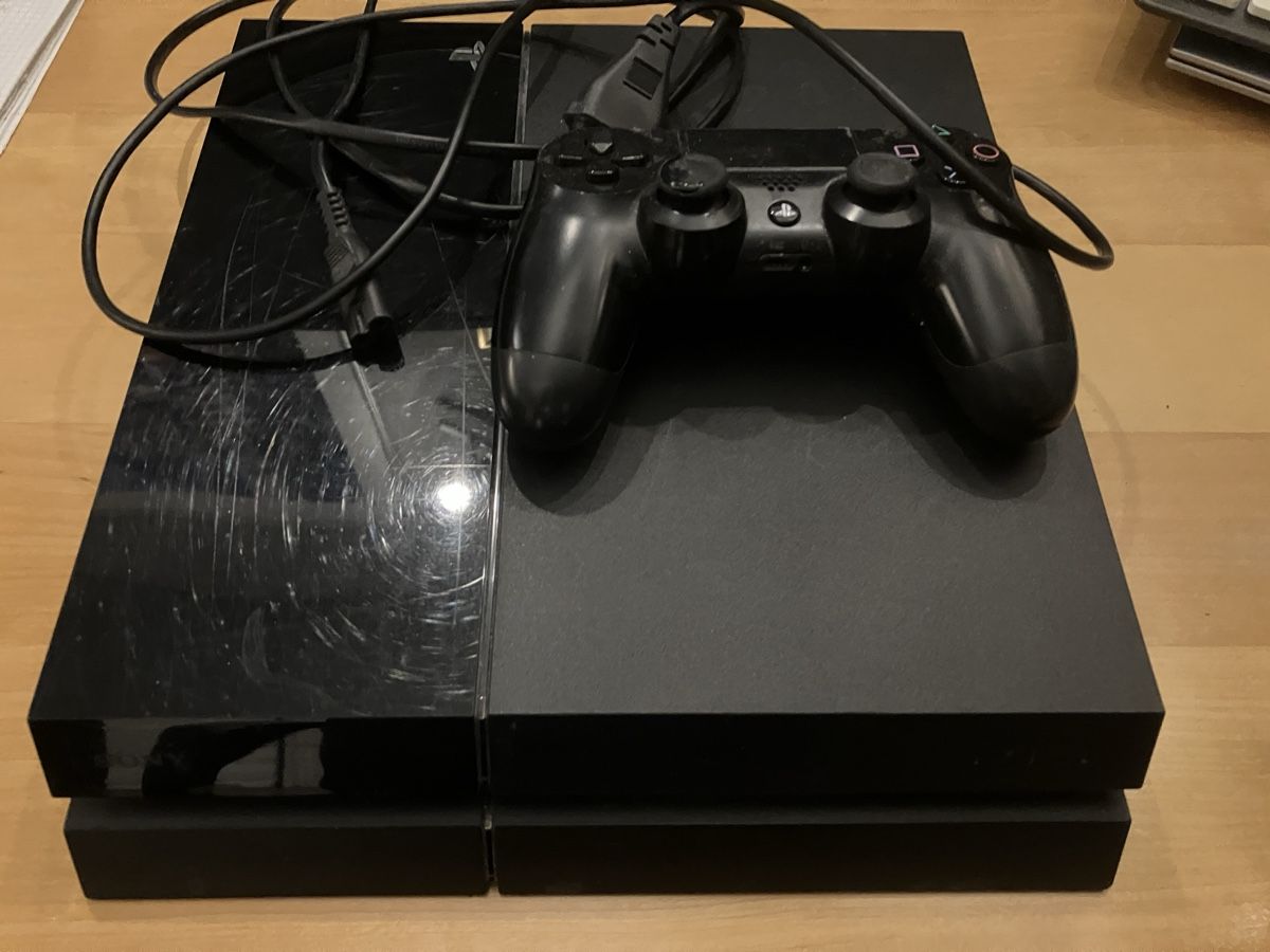Sony Console: PS4 + 2 FIFA Games + 1 Controller 🎮 – Usato da Fehren venduto da dom_audio 2