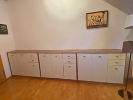 Kommode mit weiss Holzfronten