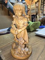 Holzfigur Mädchen & Giesskanne Handgeschnitzt Bildhauerei (S