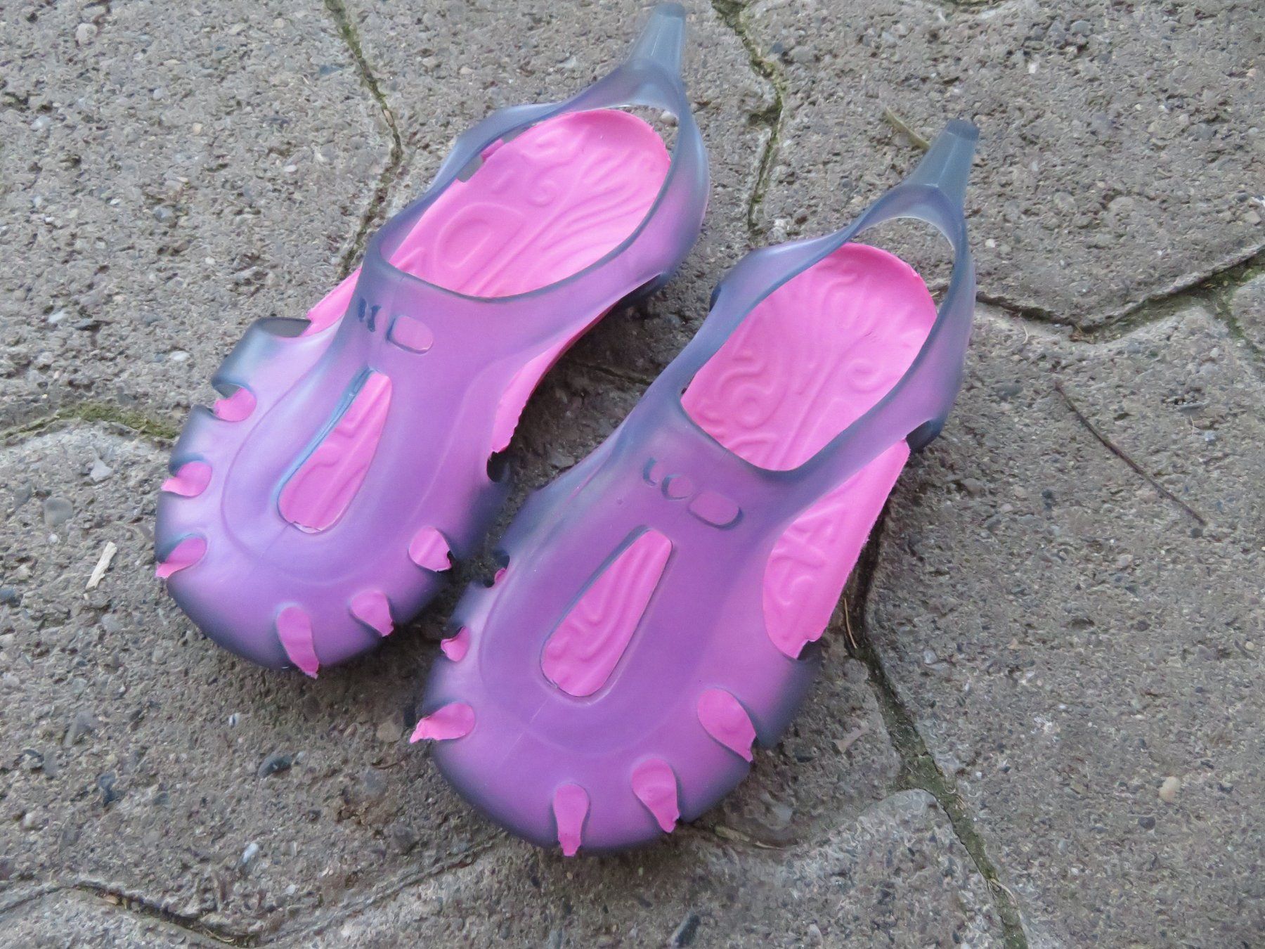 Scarpe per ragazze: Badeschuhe Mädchen Grösse 25 – Usato da Fontaines NE venduto da neuch123