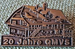 B835 - Pin 20 Jahre QMVS Haus Bauernhaus