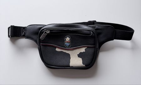 Cool black fanny pack - trendy and practical! Unisex.