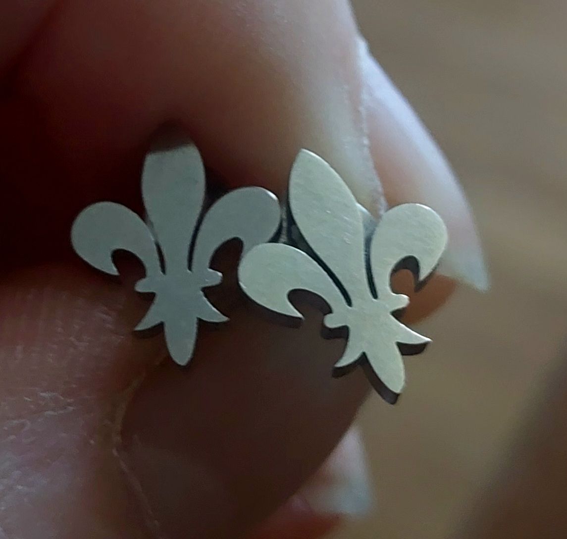 Ohrringe & -stecker: mini boucles d'oreilles fleur de Lys – Gebraucht aus Plan-Les-Ouates von Lolothebest