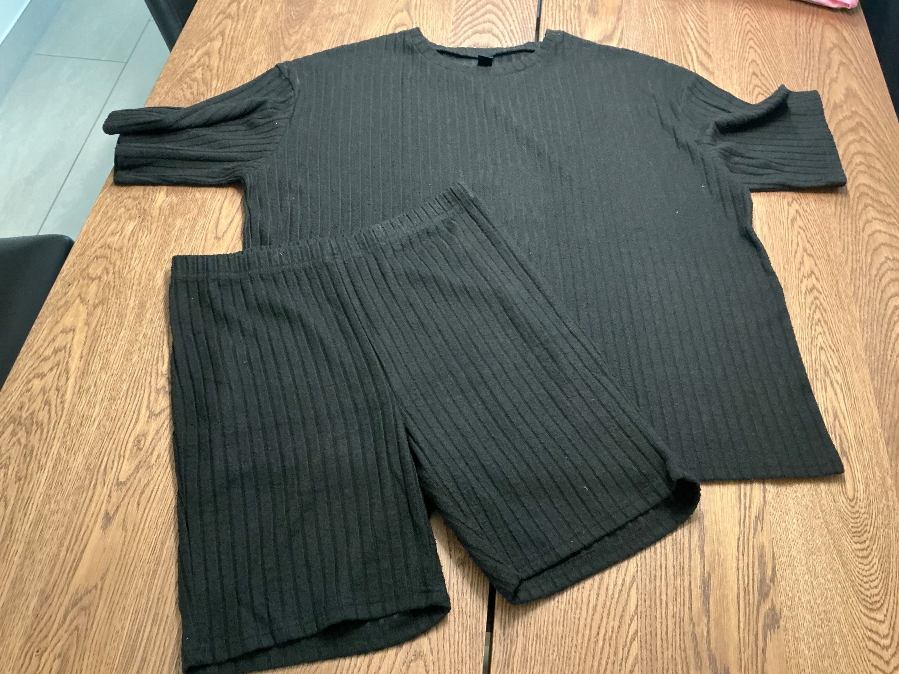 H&M Lotti di vestiti: Schwarzes, geripptes Sommer Set - Top & Shorts, Grösse L – Usato da Würenlos venduto da Tina48