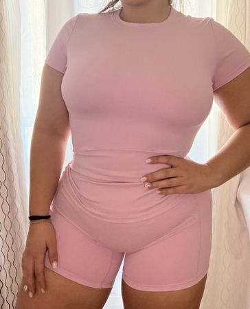 Ensemble de sport rose short et t-shirt 