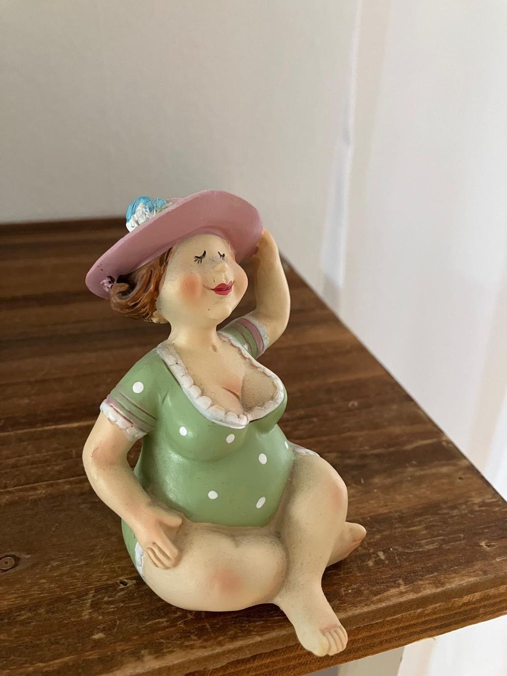 Statuette: Mollige Badenixe mit Hut – Usato da Allenwinden venduto da Obalu