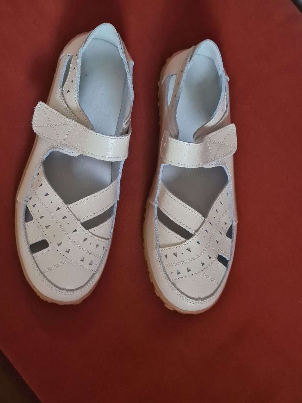 Scarpe da donna: weisse Ledersandalen neu – Nuovo (secondo la descrizione) da Mitlödi venduto da Mitzpe 1