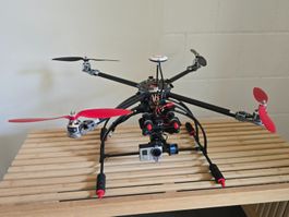 Drohne, Quadcopter mit Kamera-Gimbal, DJI Naza