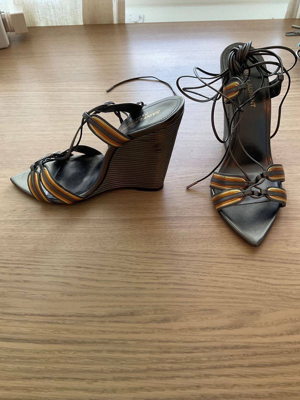 Saint Laurent Scarpe da donna: YSL Metallic Ankle Wrap Wedge Sandal 39.5 – Nuovo (secondo la descrizione) da Baar venduto da dsb07