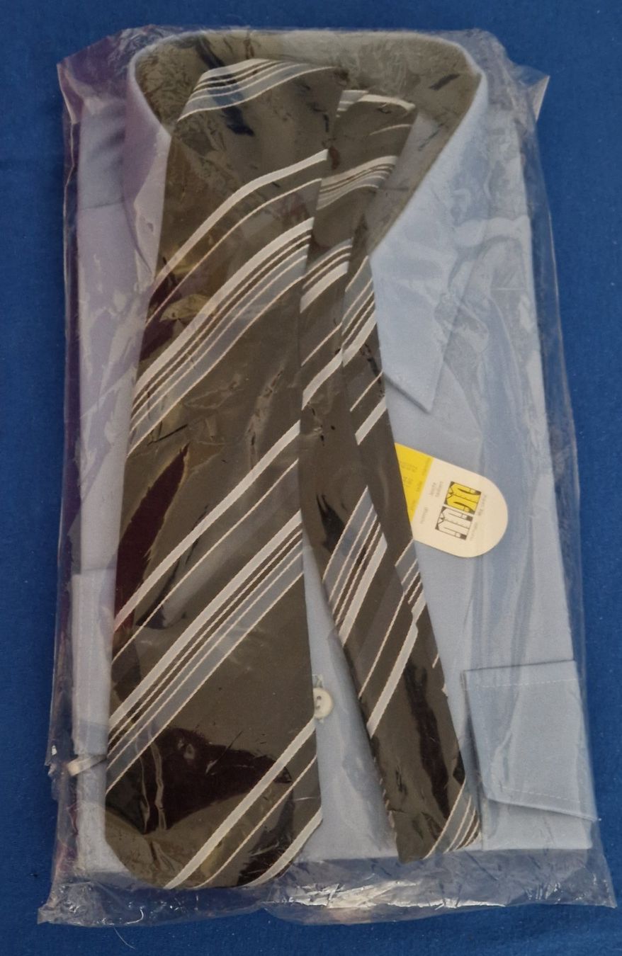 Camicie: Neues Herrenhemd, Gr. 40, hellblau mit Krawatte, Top! – Nuovo e nell'imballaggio originale da Zürich venduto da Sissi-Minouche