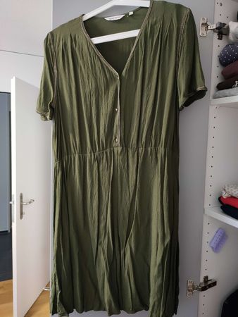 Luftiges Sommerkleid von Naf Naf in Olivgrün