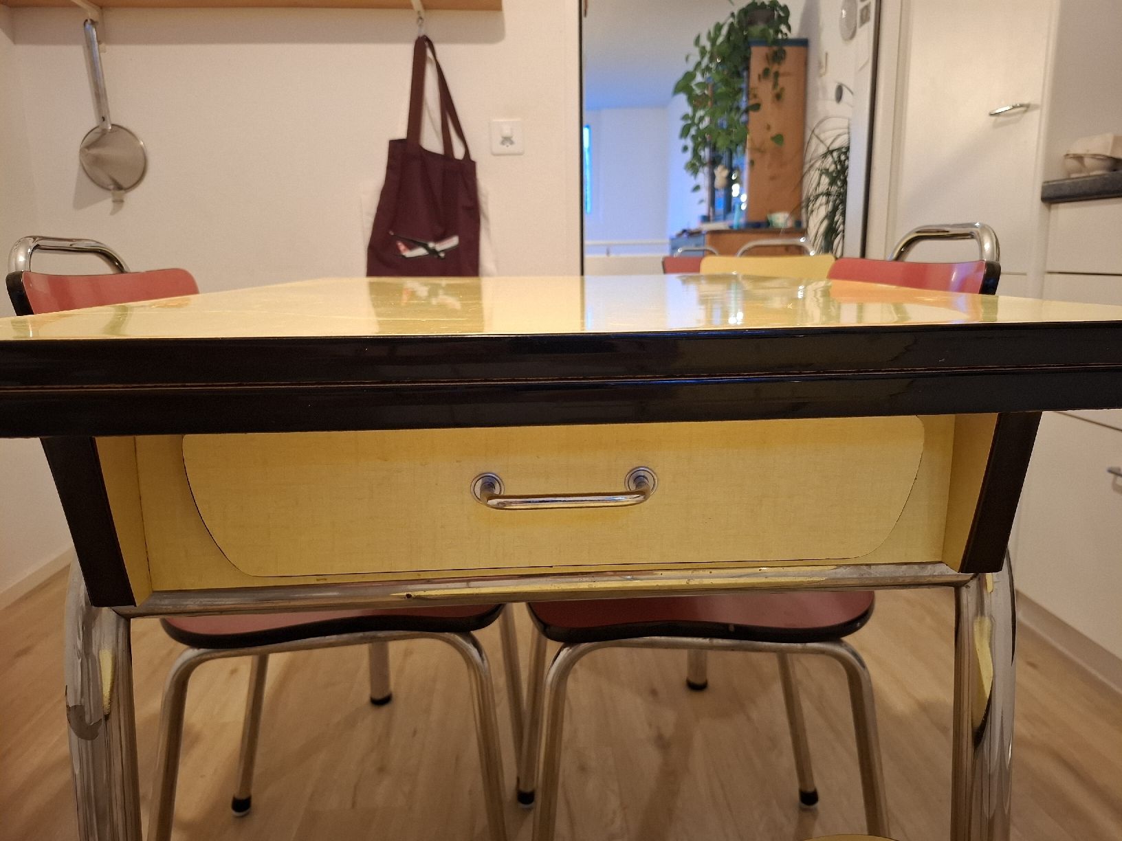 Tischgruppe: Formica Esstisch mit 5 Stühlen – Gebraucht aus Frauenfeld von Savra13 2