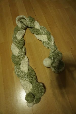 Handgestrickter, warmer Winterschal mit Bommeln, Grün/Weiss