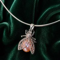 Eleganter Anhänger „Fliege“ mit Naturperle. Neu.