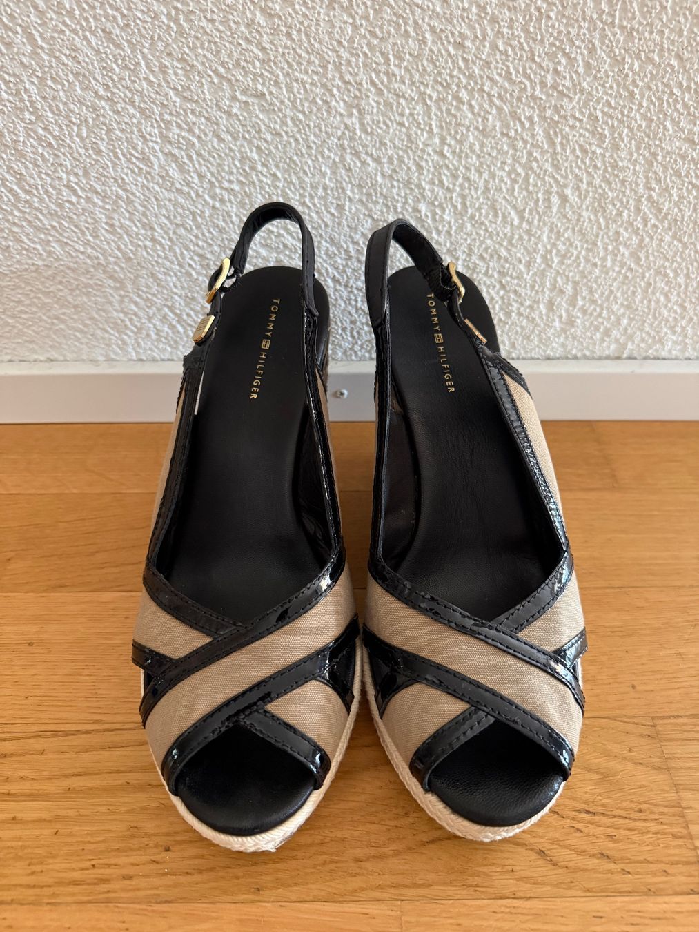 Tommy Hilfiger Damenschuhe: Tommy Hilfiger Keilsandaletten – Gebraucht aus Ostermundigen von DeOs3072 1