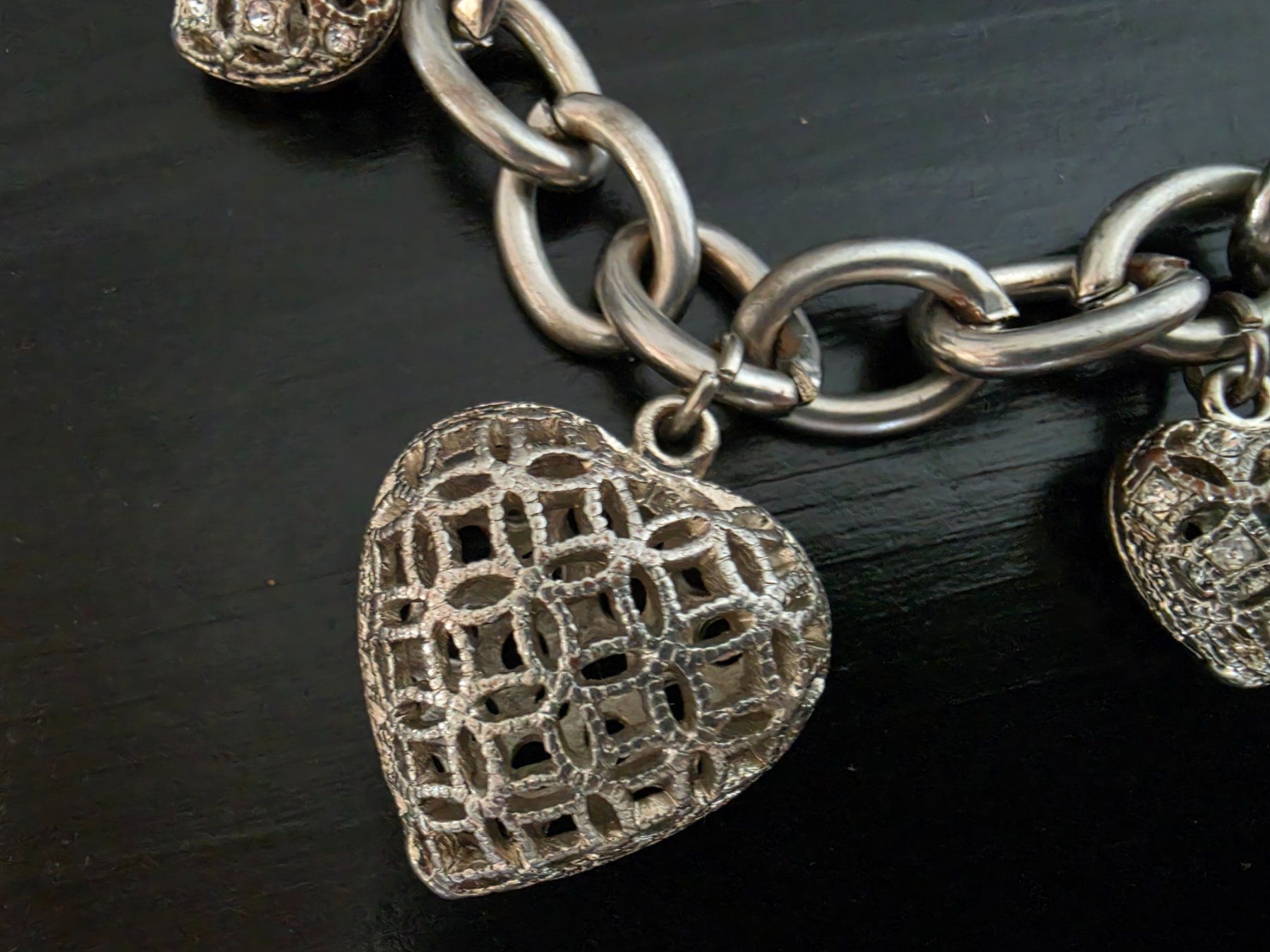Bracelets: Statement Armband mit Charms / Herzanhängern – D'occasion à Stäfa par flamingo_17 1