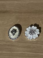 Zwei Clips mit Blumenmotiv silberfarben gebraucht