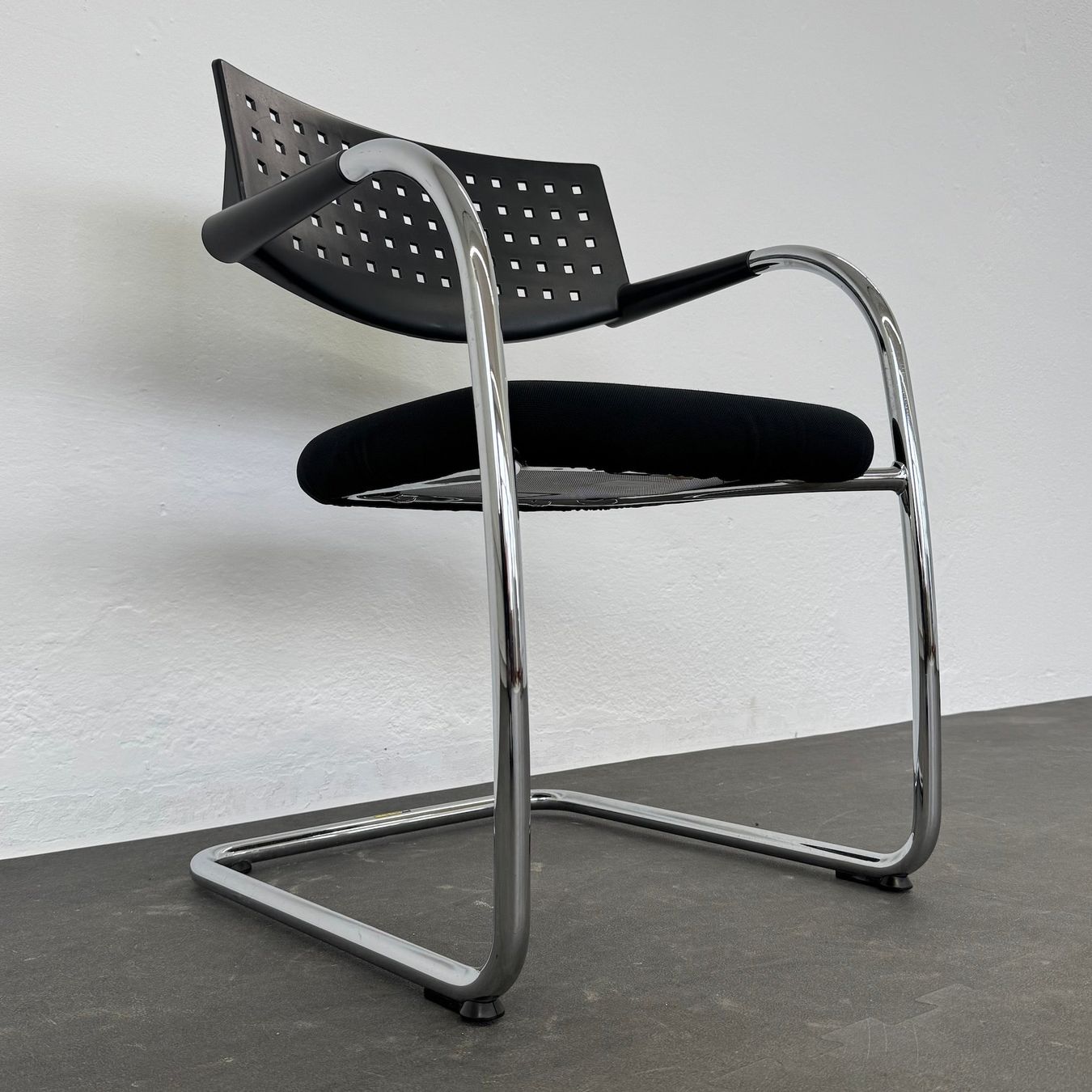 Vitra Sedie: Vitra Visavis Freischwinger - Schwarz-Chrom – Usato da Schönenwerd venduto da mcofficeshop 5