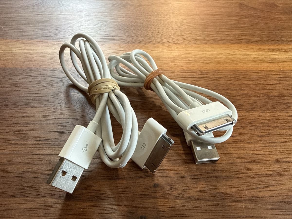 Apple Cavi: Apple 30 Pin USB Kabel weiss 2 Stk. – Usato da Bern venduto da 4KSzxrEjtKm