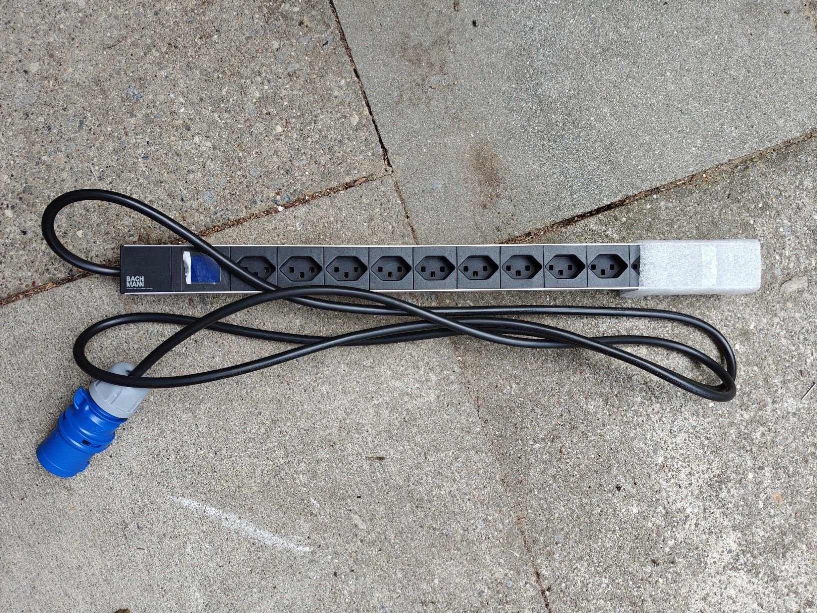 Spine: Bachmann 12-Outlet Power Strip – Nuovo (secondo la descrizione) da Zürich venduto da gri_krn7
