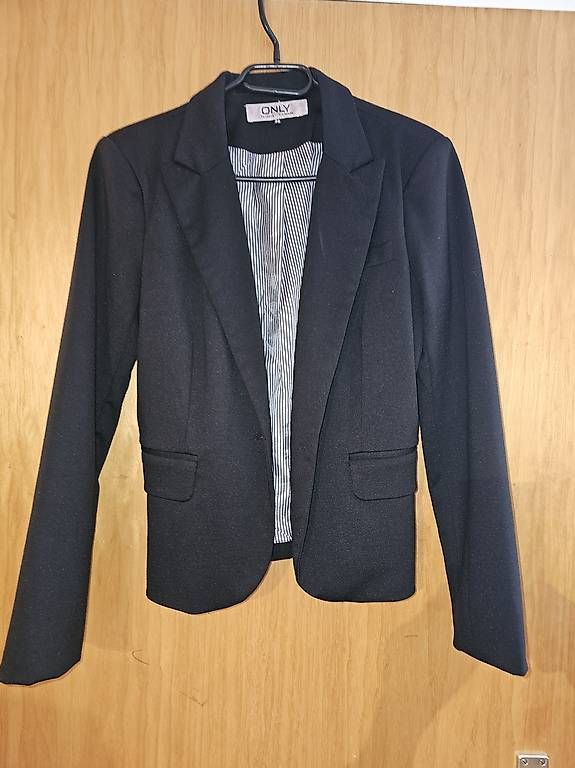 Giacche: schwarzer Blazer Gr 38 ONLY – Usato da Uzwil venduto da sousse73