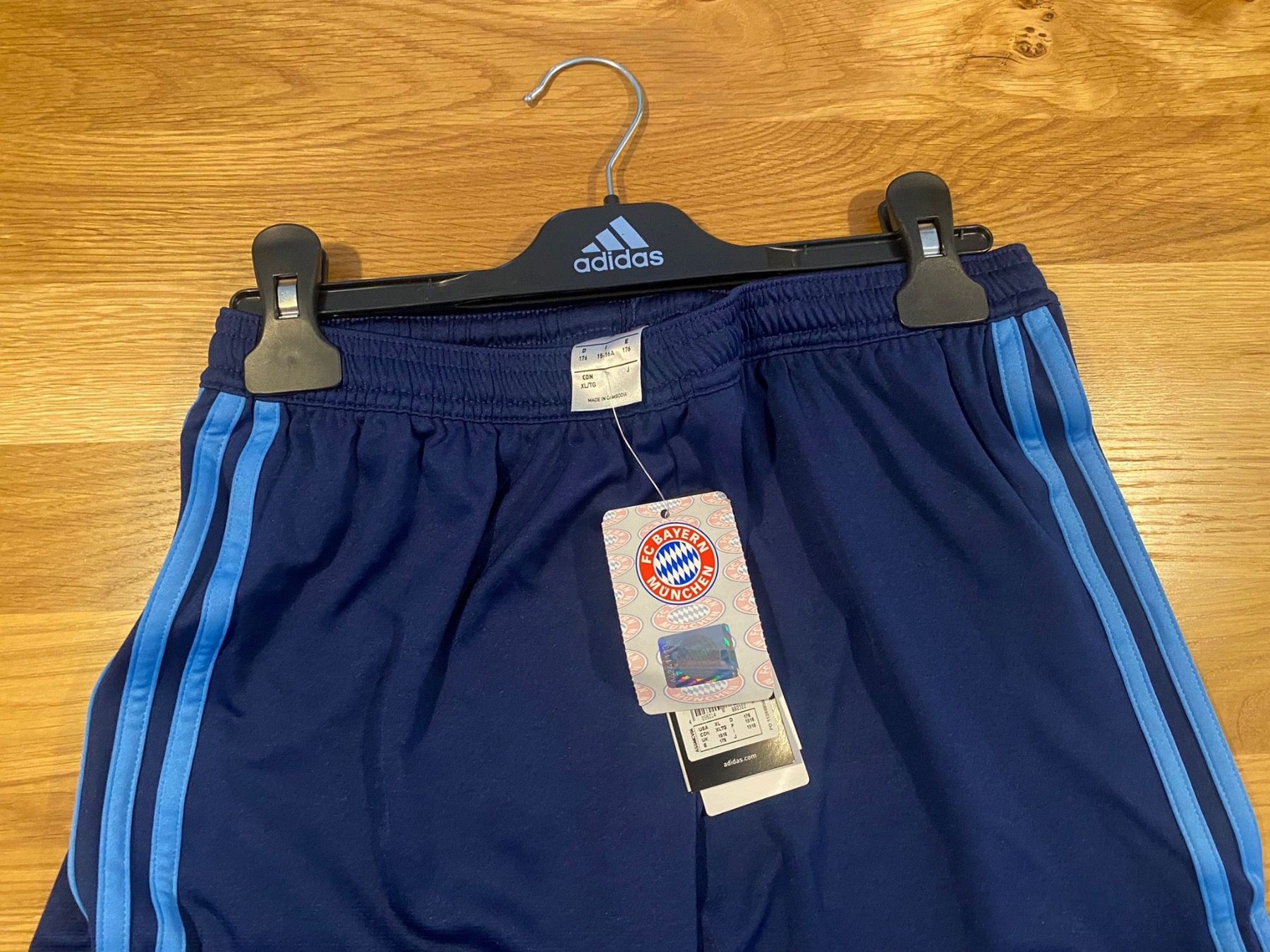 Adidas Pantaloni: FC BAYERN MÜNCHEN HOSE – Usato da Weisslingen venduto da Espenmoos79