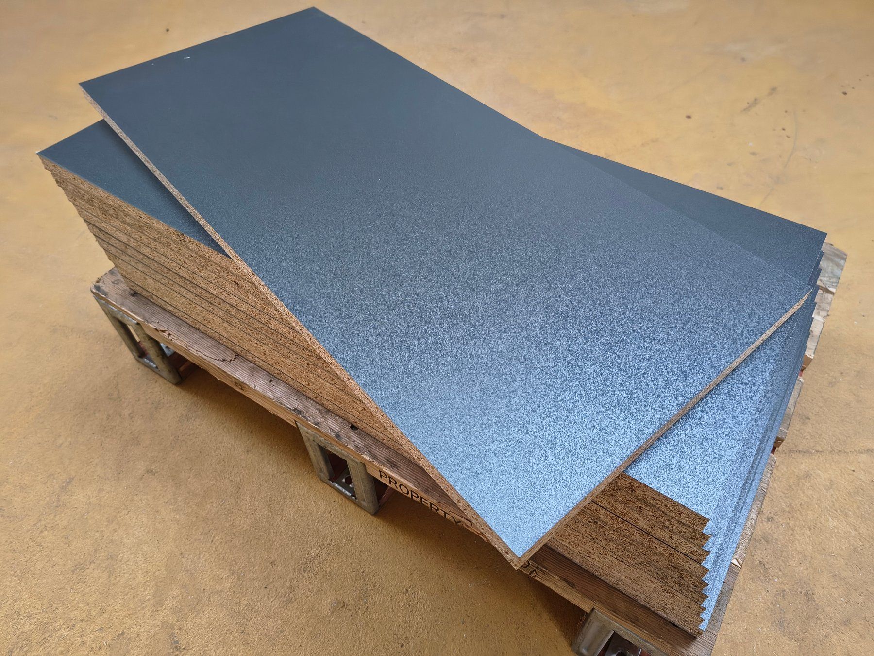 Holzartikel: Spanplatte beschichtet anthrazit 19 mm, 73,7 x 33 cm – Gebraucht aus Gebenstorf von -AMB-