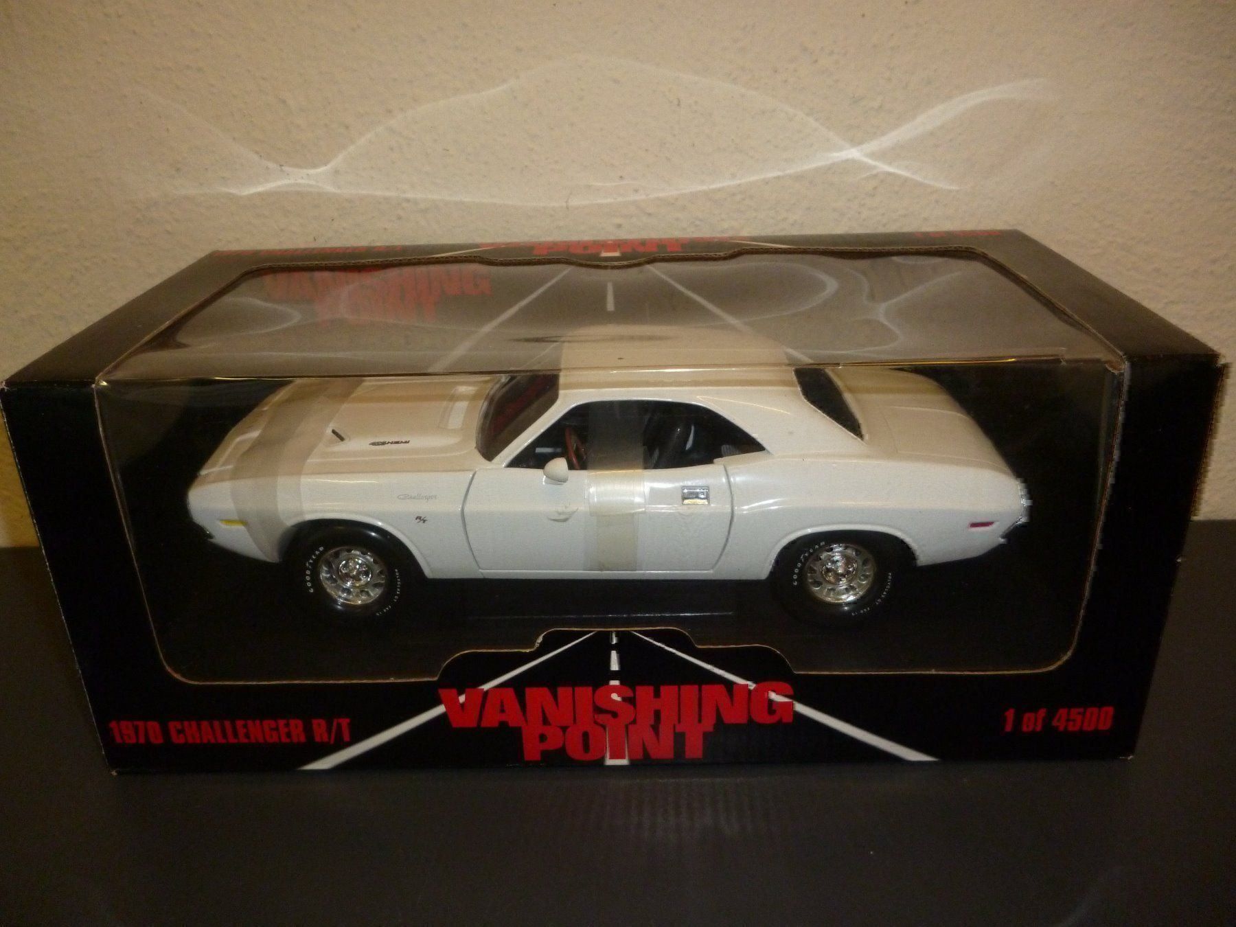 Dodge Modellini d'auto: Dodge Challenger "Vanishing-Point" 1:18 – Nuovo e nell'imballaggio originale da Niederwil SG venduto da Kaicorner03