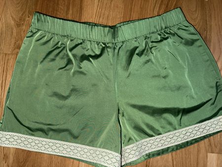 Zara Satin Shorts Grün