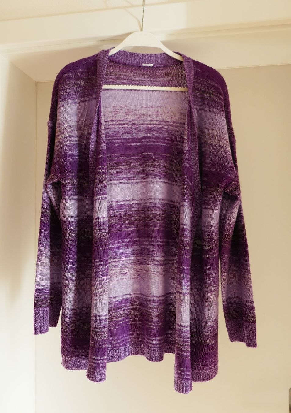 Giacche: Strickjacke violett mit Farbverlauf, Gr. 40 – Usato da Port venduto da uzuku 6