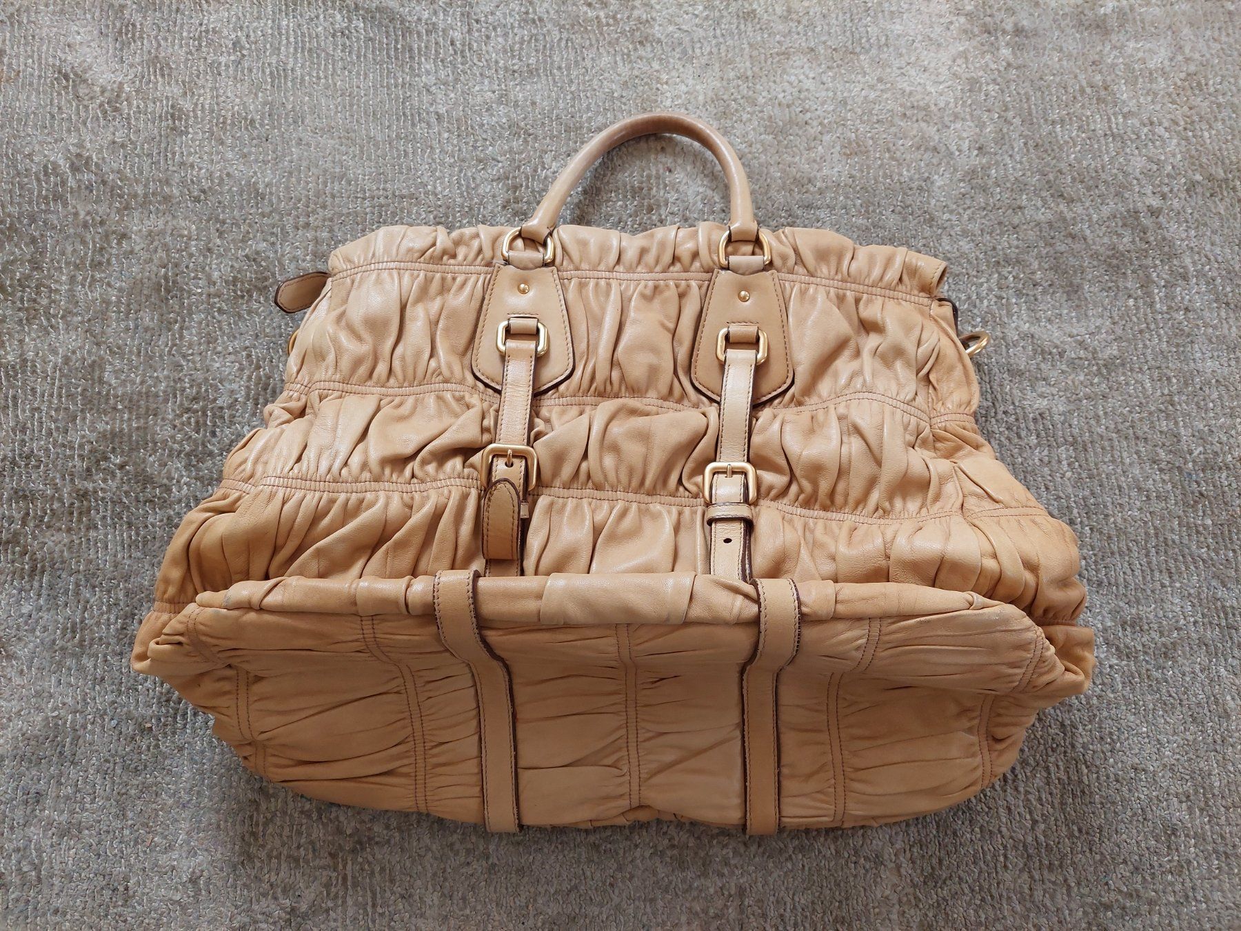 Prada Taschen: Prada Gaufre Shopper beige – Gebraucht aus Zürich von Taxista 5
