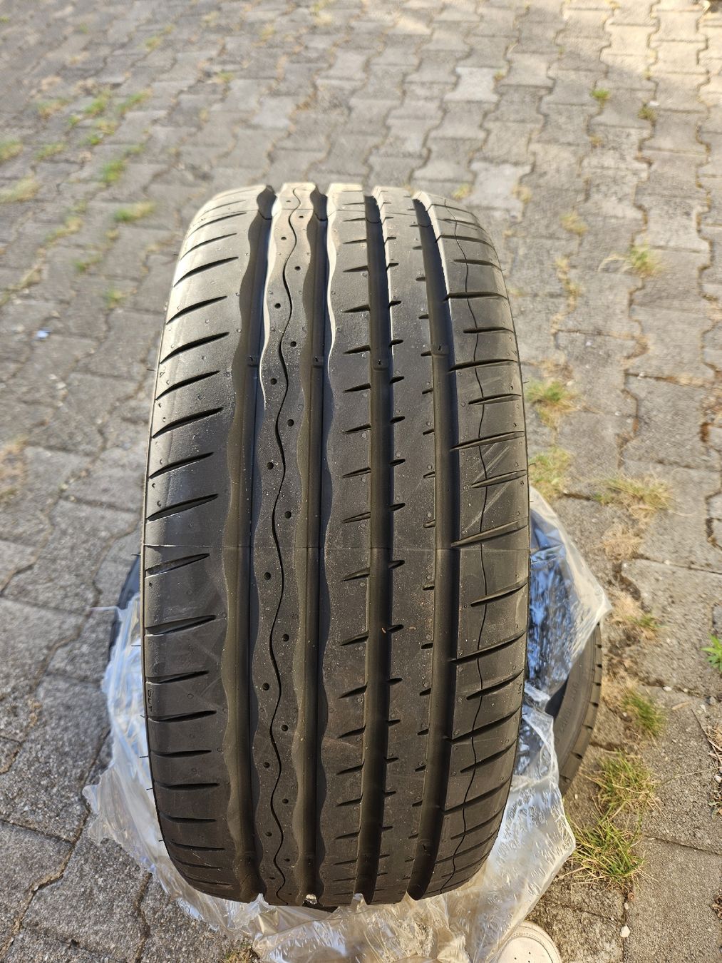 Pneumatici & Ruote complete: 2 Reifen 215/35ZR19 – Nuovo (secondo la descrizione) da Lupfig venduto da Sascha_97