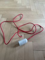 Pendelleuchte NUD Beton grau mit rotem Textilkabel
