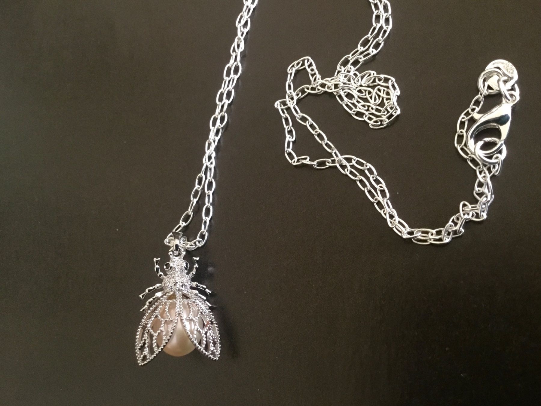 Catenine: Eleganter Anhänger „Fliege“ mit Naturperle. Neu. – Nuovo e nell'imballaggio originale da Geroldswil venduto da Lilleke 8