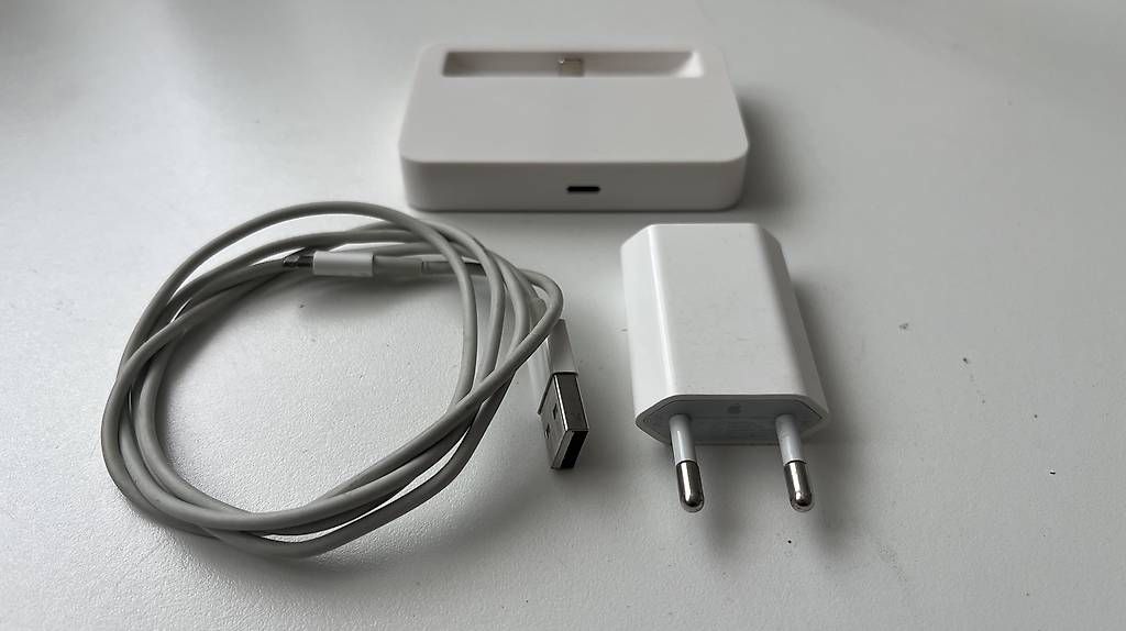 Caricabatterie: Original iPhone Ladegerät und vertikaler Ständer – Usato da Birmensdorf ZH venduto da onlineflo