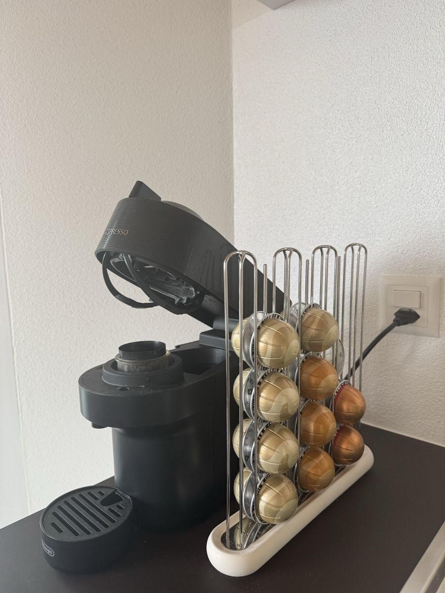 Macchine per caffè & Macchine per espresso: Macchina Caffè Nespresso DeLonghi con portacapsule – Usato da Cama venduto da Grison_Corgi_911