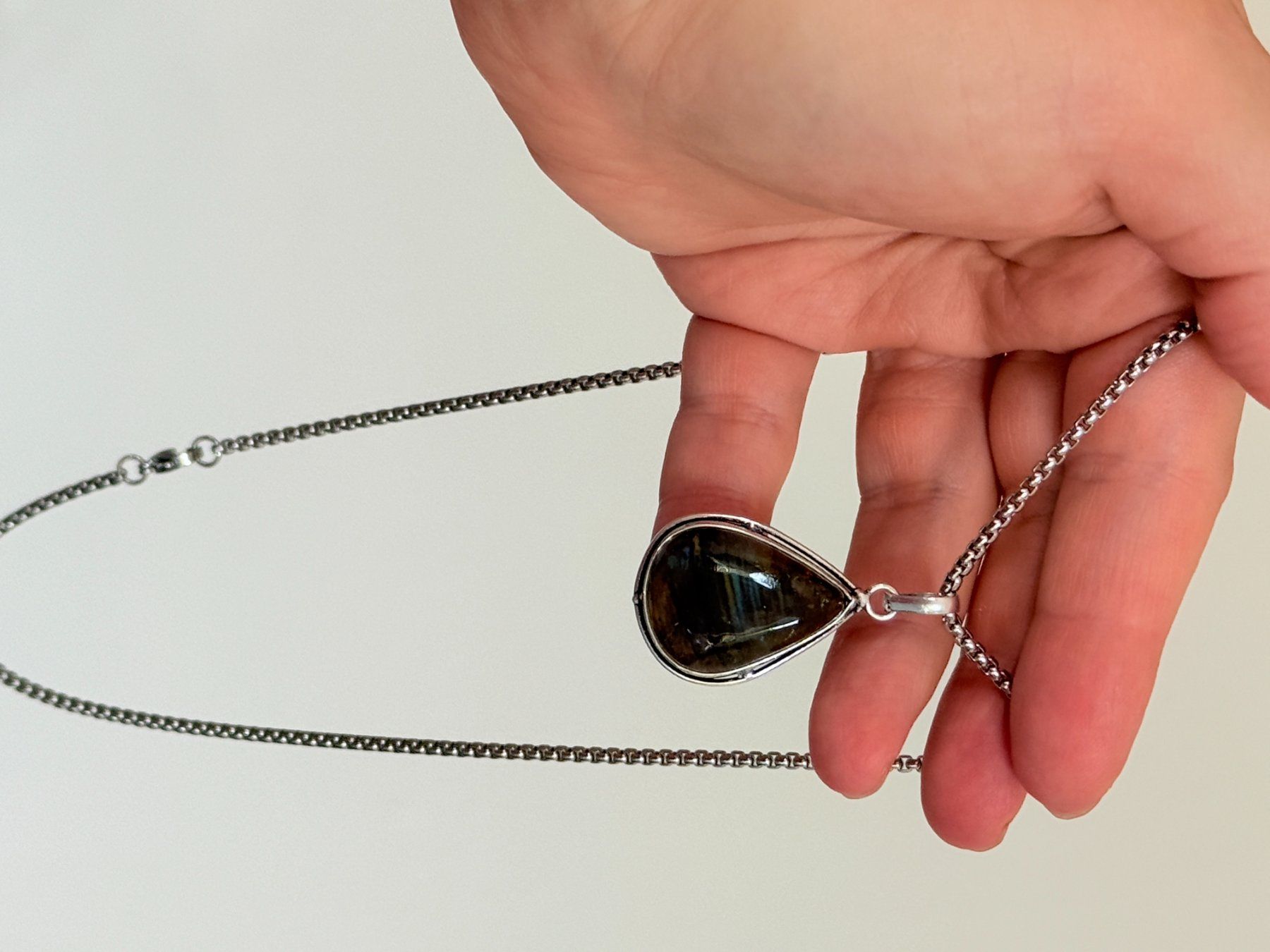 Catenine: Collier avec pendentif labradorite forme goutte – Nuovo e nell'imballaggio originale da Genève venduto da AGBERG 7