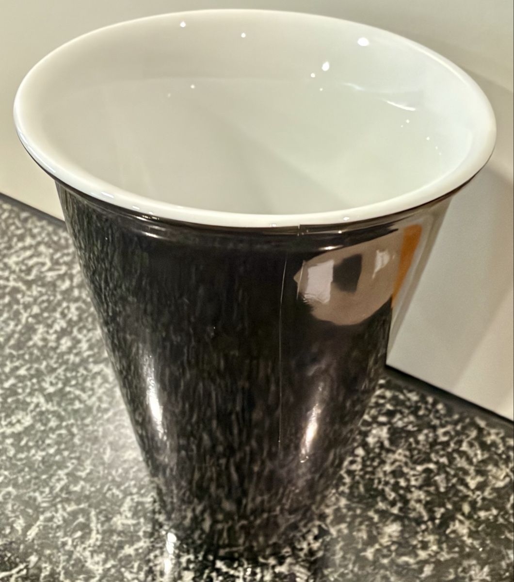 Tassen: Kaffeebecher Café Lounge Bar mit Deckel schwarz – Gebraucht aus Gränichen von BonaMerx 2