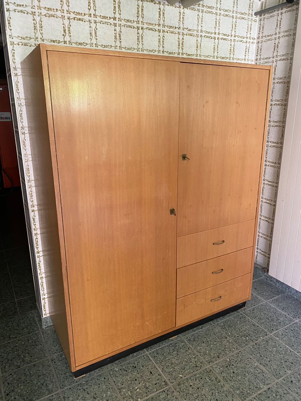 Schränke: Kleiderschrank – Gebraucht aus Küssnacht am Rigi von oile01